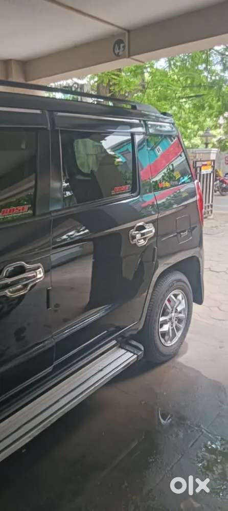 Mahendra Tuv 300