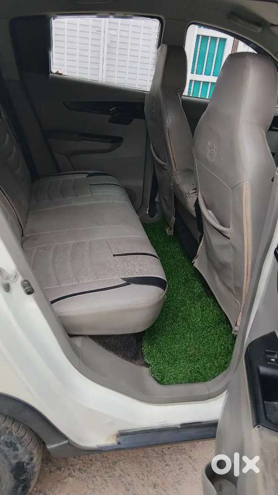 Kuv Mahindra White 2016 Modal Good Condition