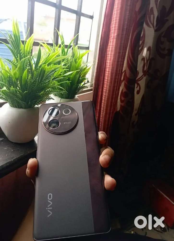 Vivo V30 E 2 year Old 8 gb ram 256 gb storage box nhi hai bill de dung