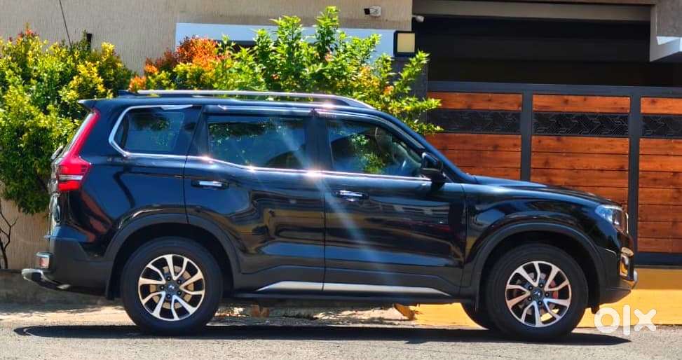 Mahindra Xuv700 2.2 Ax 5 Diesel Mt 7 Str, 2025, Petrol