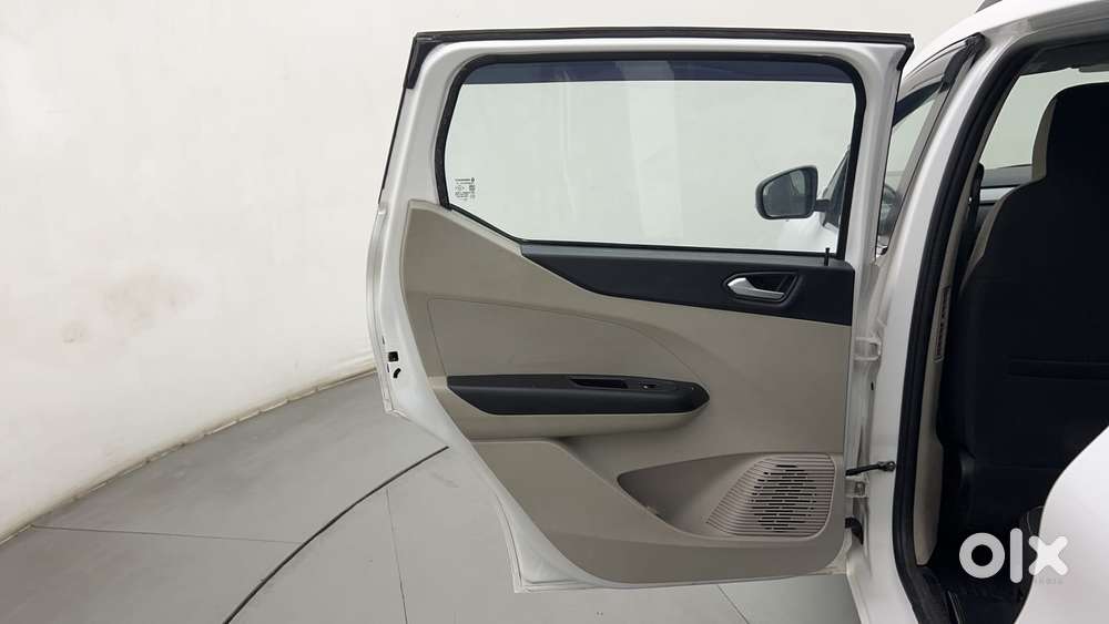 Renault Triber Rxz, 2023, Petrol