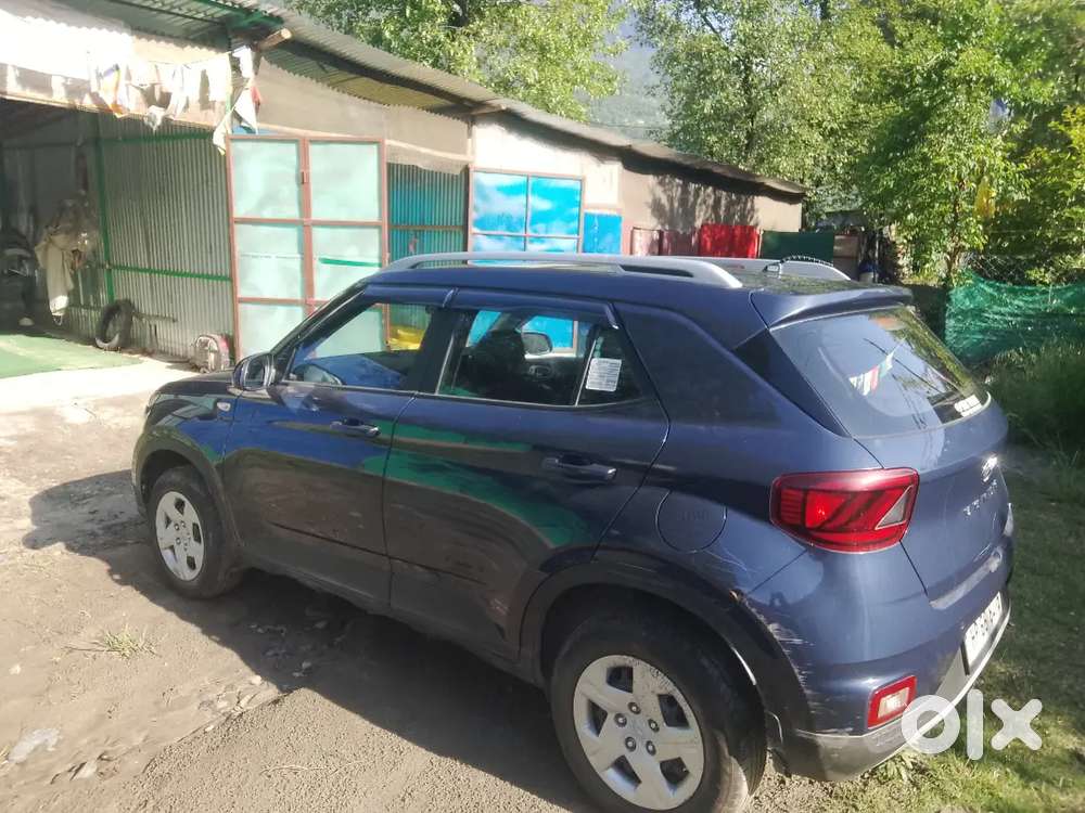 Hyundai Venue 2021 Petrol 8200 Km Driven