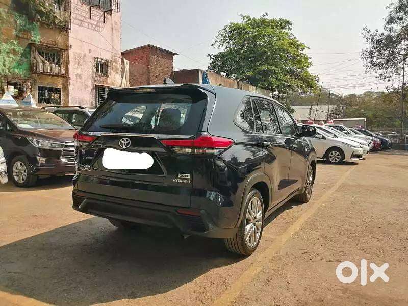 Toyota Innova Hycross