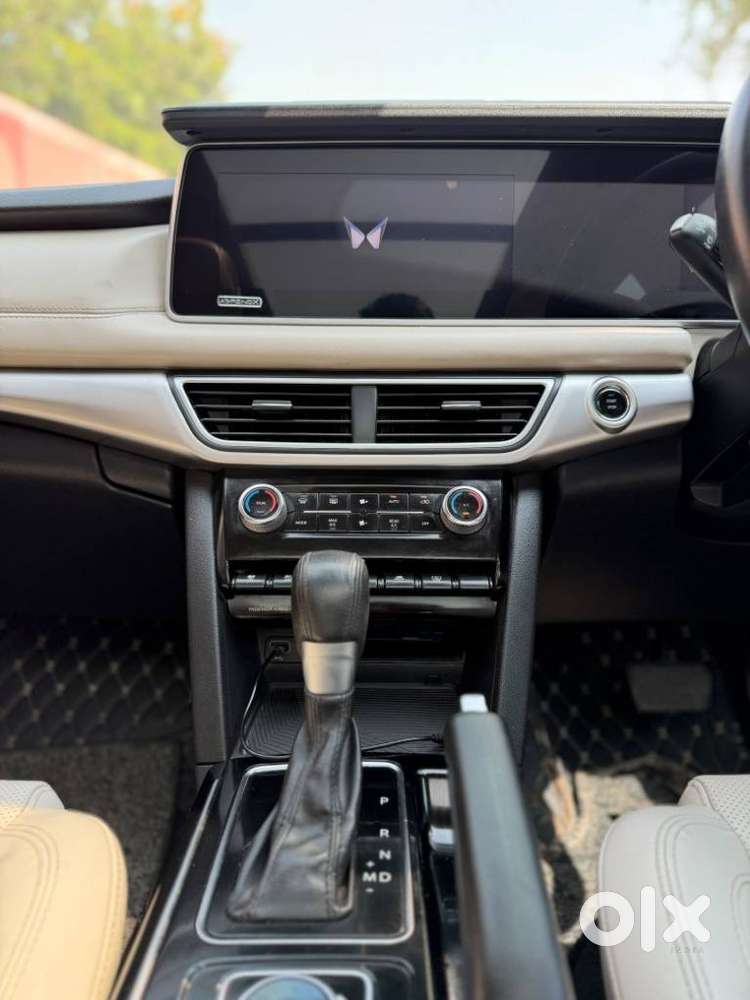 Mahindra Xuv700 2.0 Ax 7 Petrol At Str, 2023, Petrol