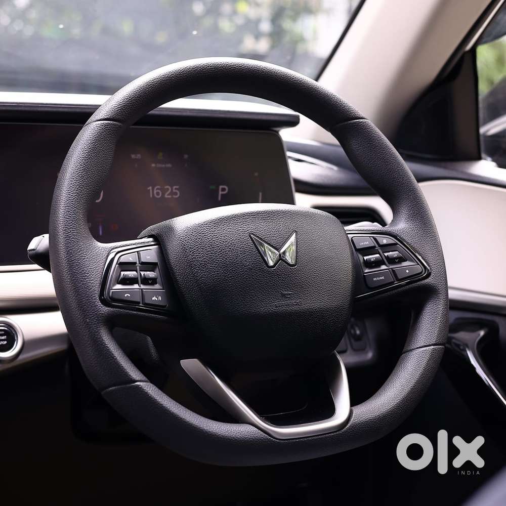 Mahindra Xuv700 2.0 Ax 7 Petrol At Str, 2024, Petrol