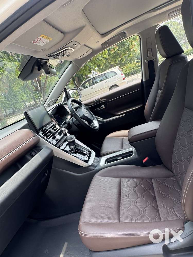 Toyota Innova Hycross 2.0 Zx (o) Hybrid 7 Str, 2025, Petrol
