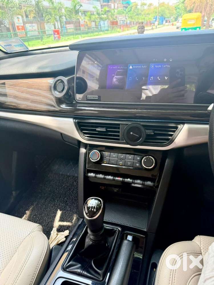 Mahindra Xuv700 Ax5 Mt Diesel (7 Seater)