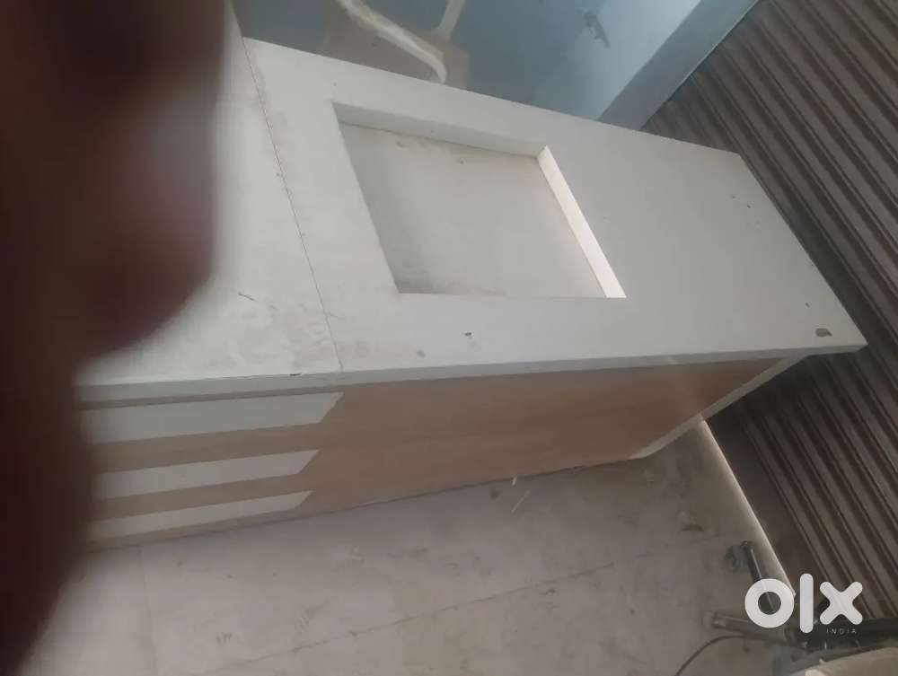 Reception counter lakdi ka section gate aur baithane ki setting