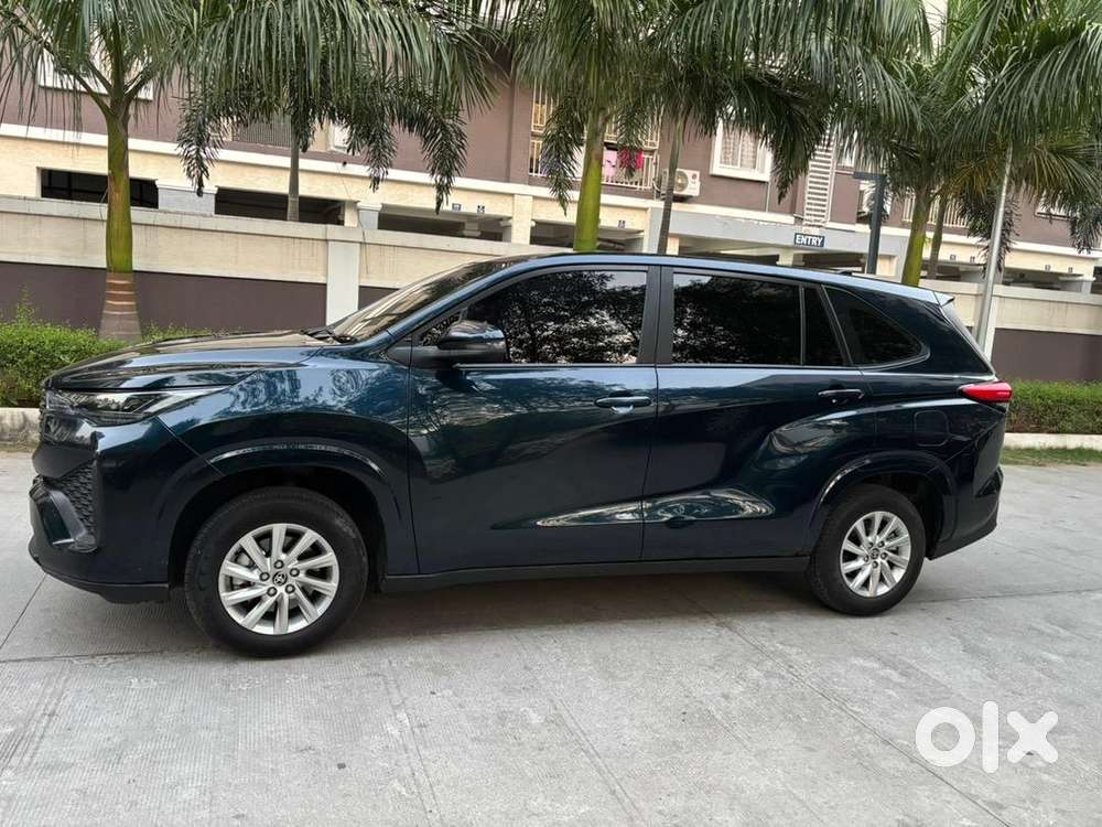 Toyota Innova Hycross 2025 Petrol 5500 Km Driven