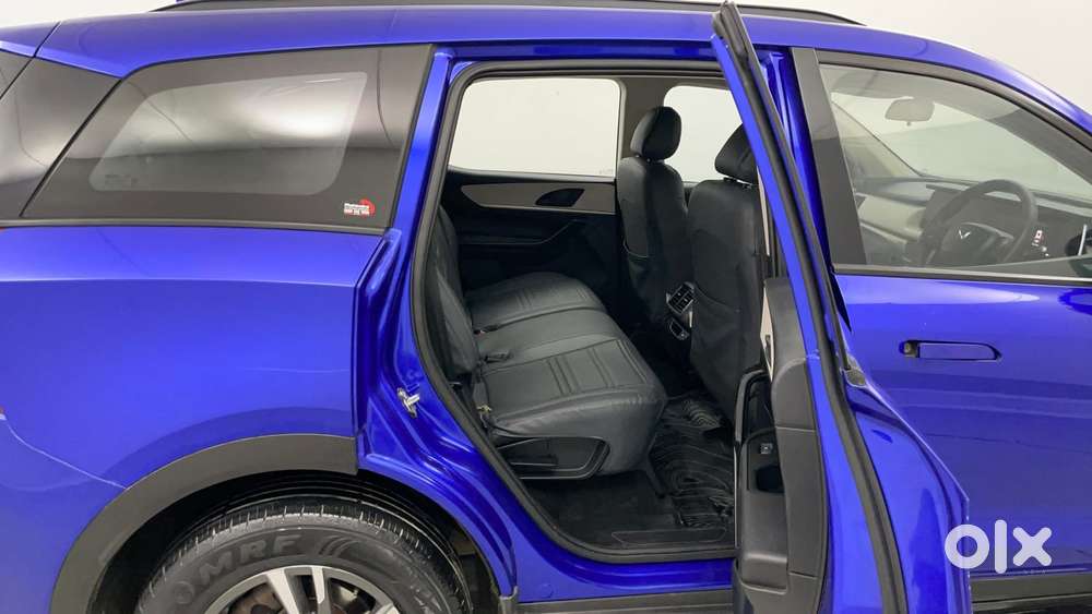 Mahindra Xuv700 2.0 Ax 5 Petrol Mt 7 Str, 2021, Petrol