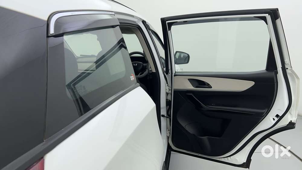 Mahindra Xuv700 2.0 Ax 5 Petrol Mt Str, 2022, Petrol