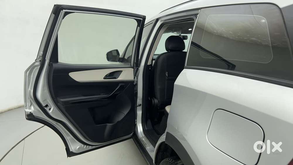 Mahindra Xuv700 2.0 Ax 5 Petrol At Str, 2022, Petrol