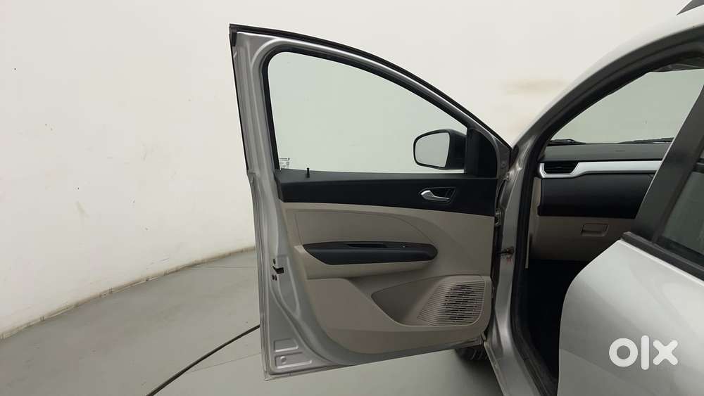 Renault Triber Rxz, 2023, Petrol