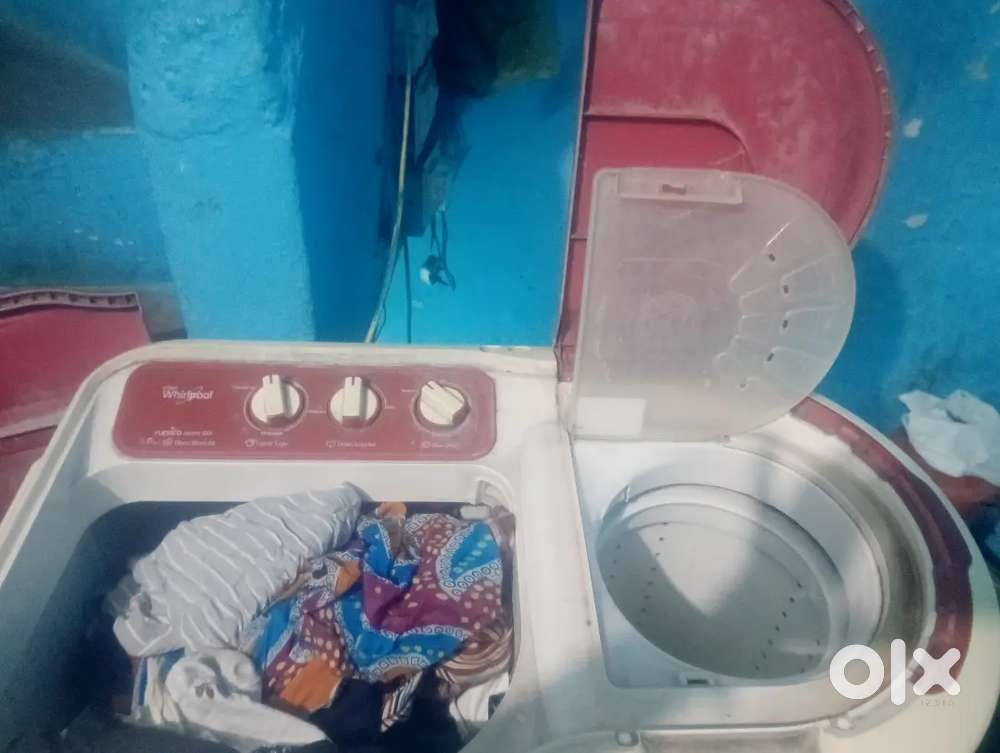 Woshing maseen ek dum sahi hai chalti hui hi bech rahi hu