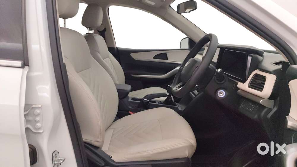 Mahindra Xuv700 2.0 Mx Petrol Mt 5 Str, 2022, Petrol