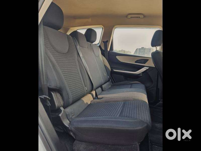 Mahindra Xuv700 Mx Diesel Mt 5 Str (e), 2023, Diesel