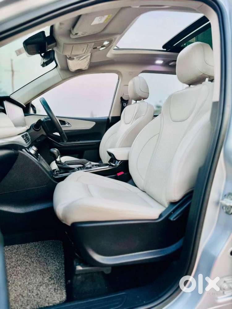 Mahindra Xuv700 2.0 Ax 7 Petrol At Str, 2022, Petrol