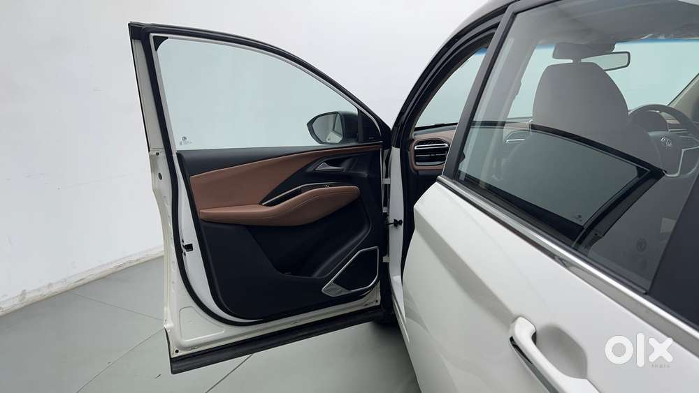 Mg Hector Plus Savvy Pro 1.5 Turbo Petrol Cvt 7 Str Dual Tone, 2023,..