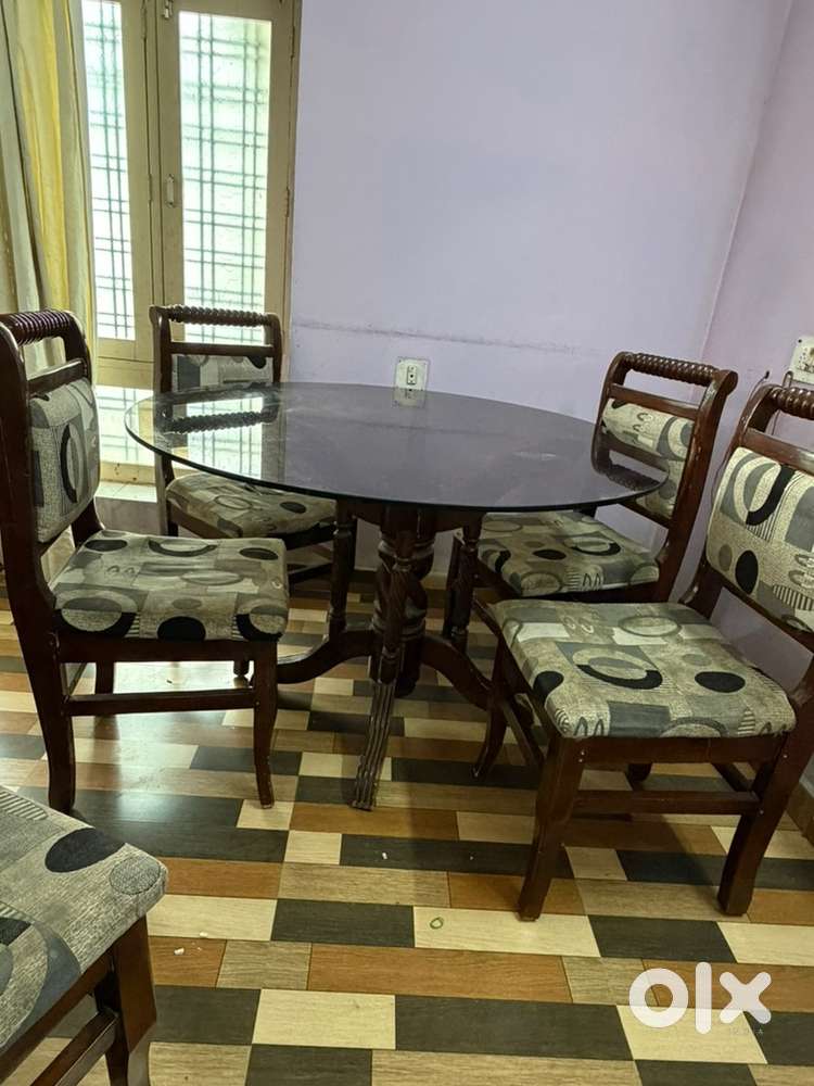Dining table and 5 chair