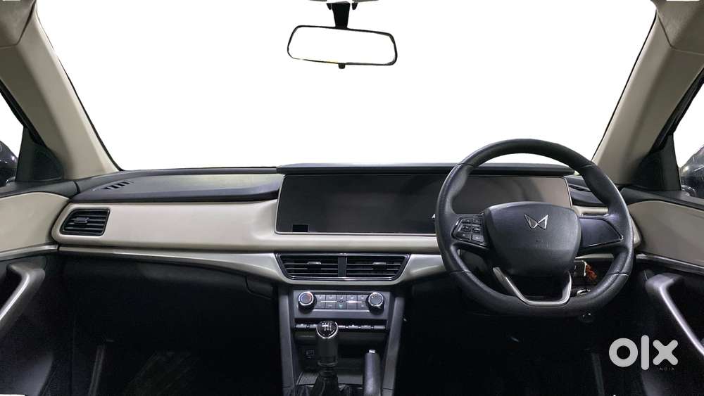 Mahindra Xuv700 2.0 Ax 3 Petrol Mt 5 Str, 2022, Petrol