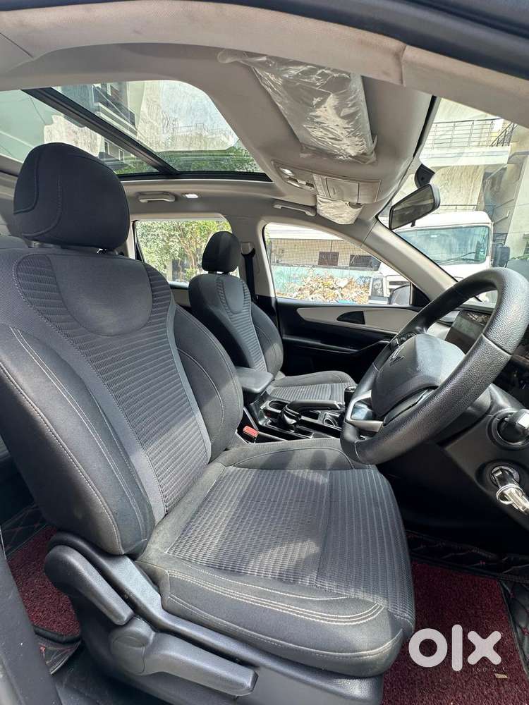 Mahindra Xuv700 2.0 Ax 5 Petrol Mt 7 Str, 2022, Petrol