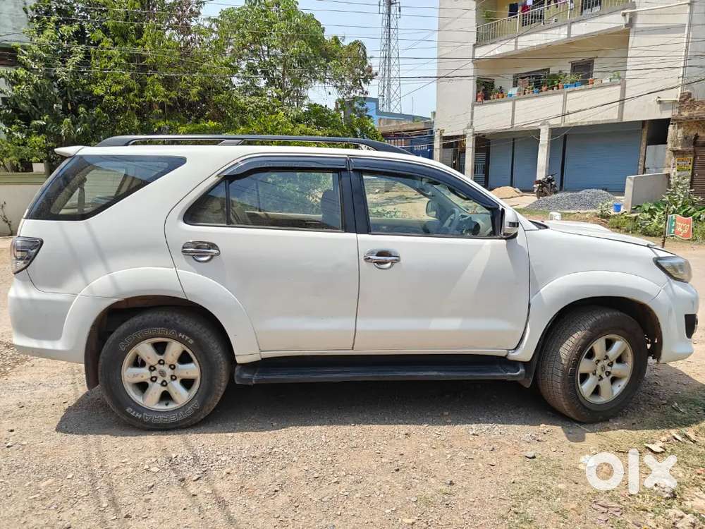 Toyota
*fortuner*
Model-{2010}
Price-{5,50,000}
Colour -{white}