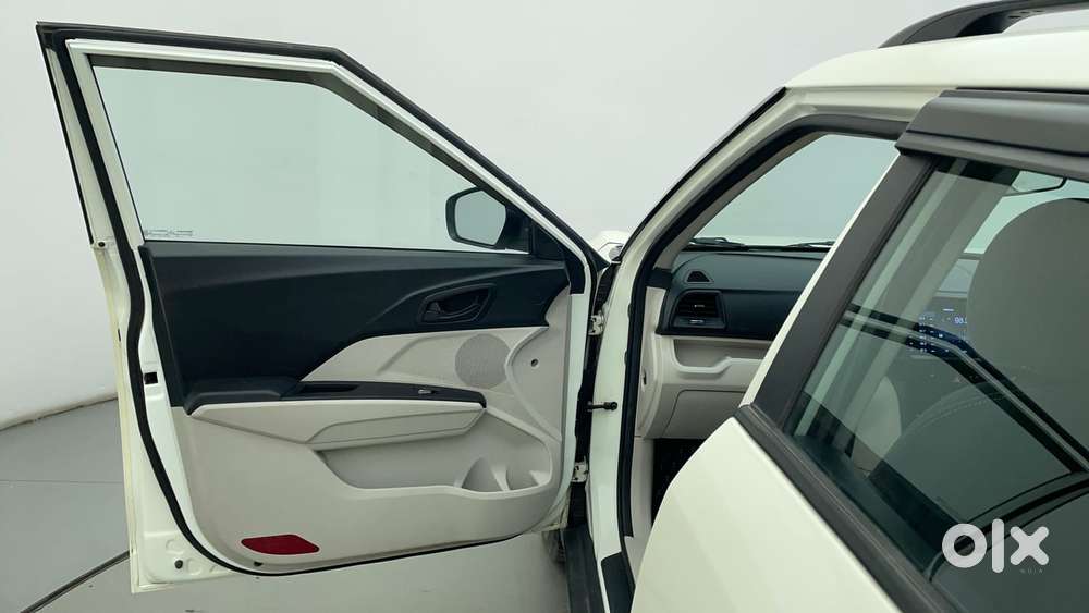 Mahindra Xuv300 1.2 W6 Amt Petrol, 2023, Petrol