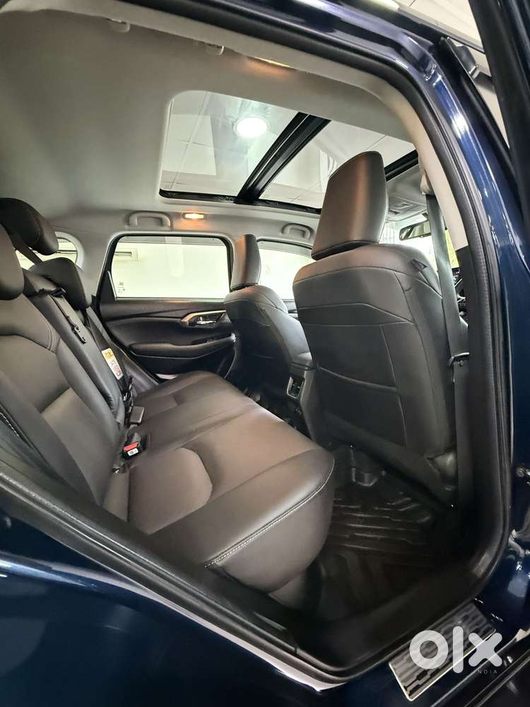 Maruti Suzuki Grand Vitara 1.5 Alpha Plus Intelligent Hybrid Ecvt, 2..