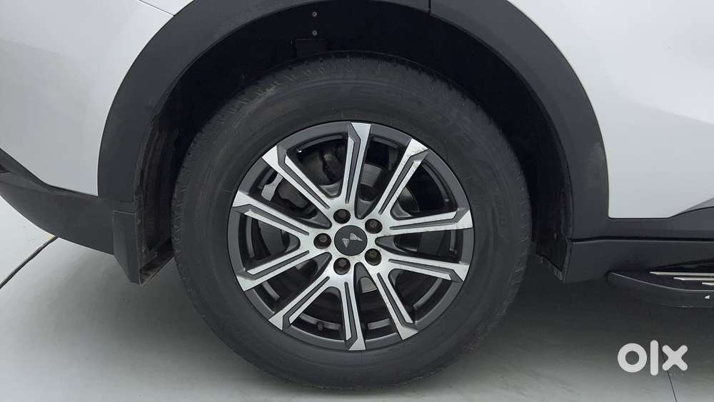 Mahindra Xuv700 2.0 Ax 7 Petrol Mt Str, 2022, Petrol