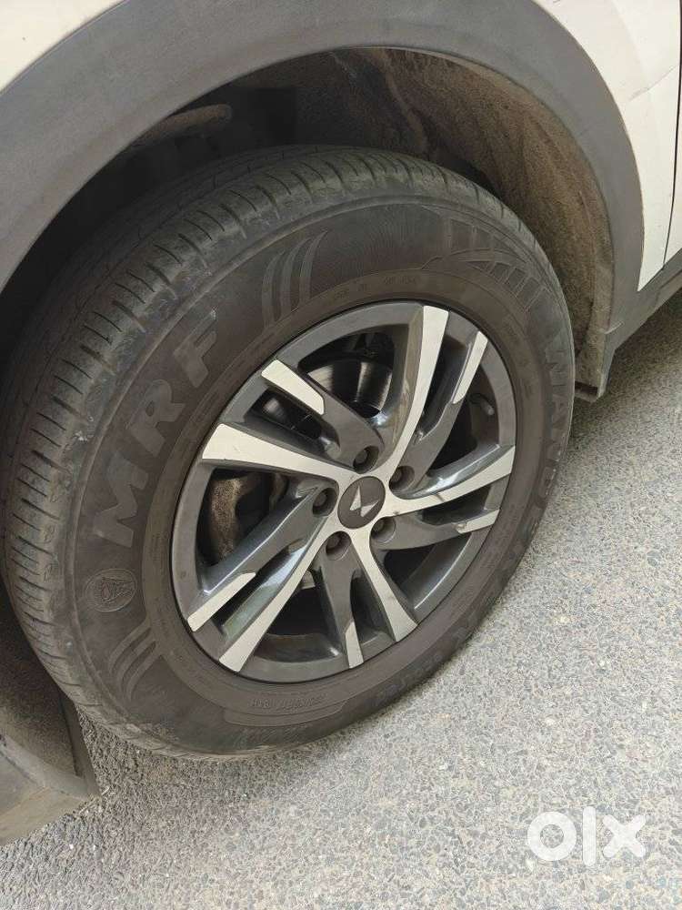 Mahindra Xuv700 2.0 Ax 5 Petrol Mt Str, 2023, Petrol