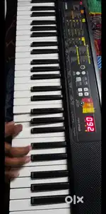 Yamha PSR-F52 Piano Keyboard