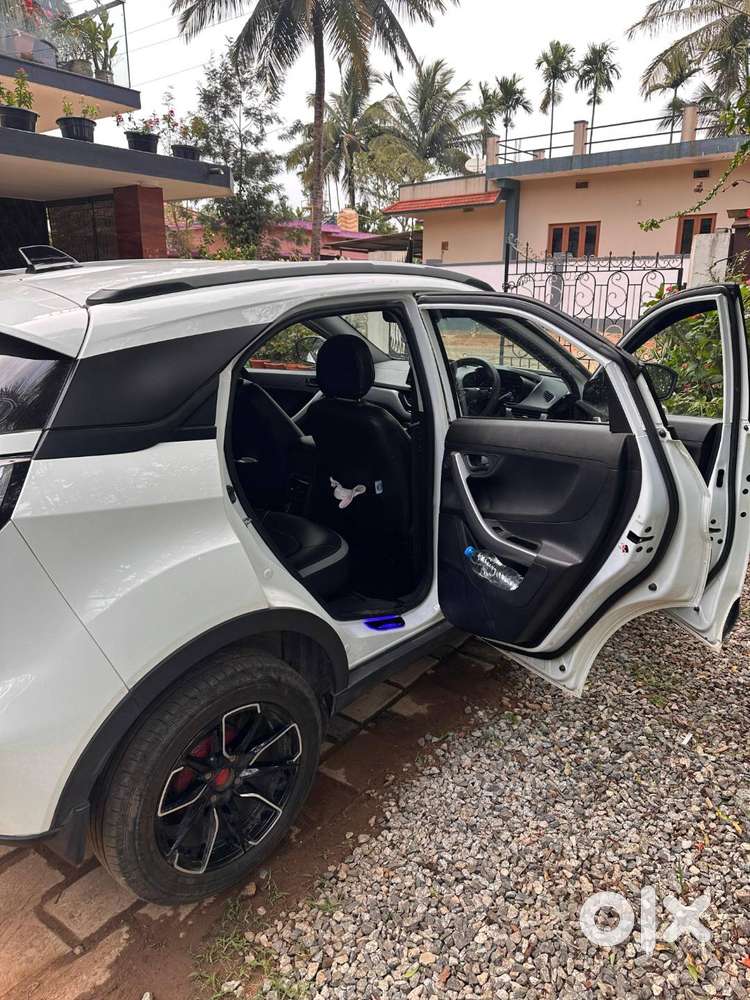 Tata Nexon Xm (sunroof) - Petrol