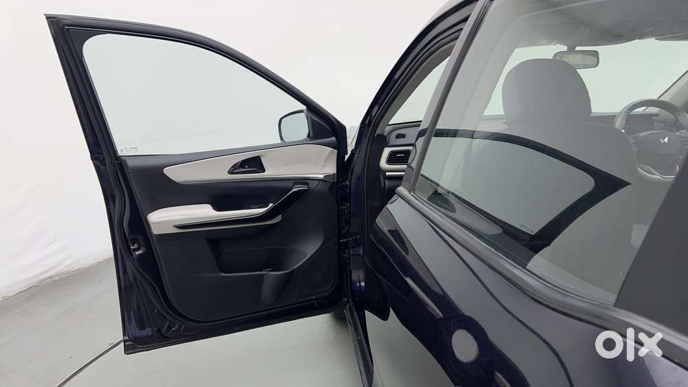 Mahindra Xuv700 2.0 Ax 5 Petrol Mt 7 Str, 2024, Petrol