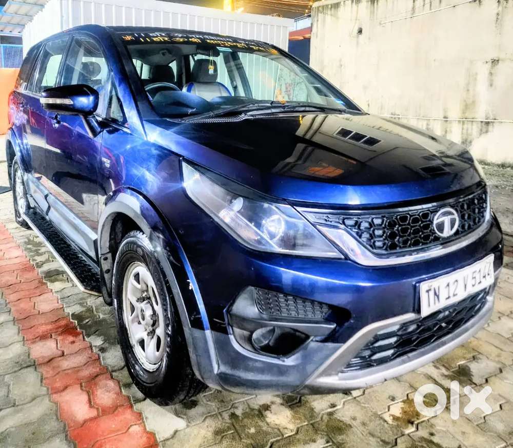 7+1 Less-driven Family Car - Premium Leather Interior, Hex Footrest.