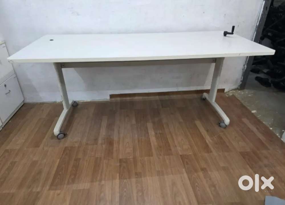 6/2.5 MANUAL HEIGHT ADJUSTABLE TABLE