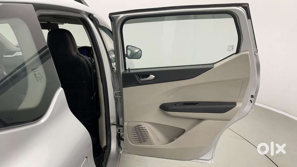 Renault Triber Rxz, 2023, Petrol