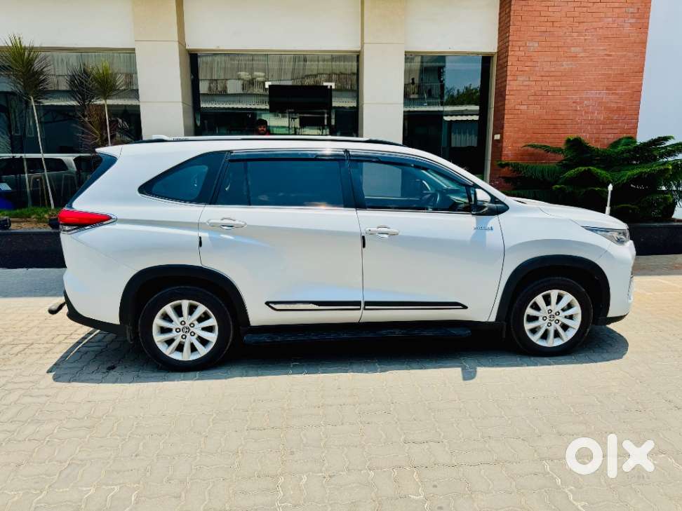Toyota Innova Hycross 2.0 Vx (o) Hybrid 8 Str, 2023, Cng & Hybrids