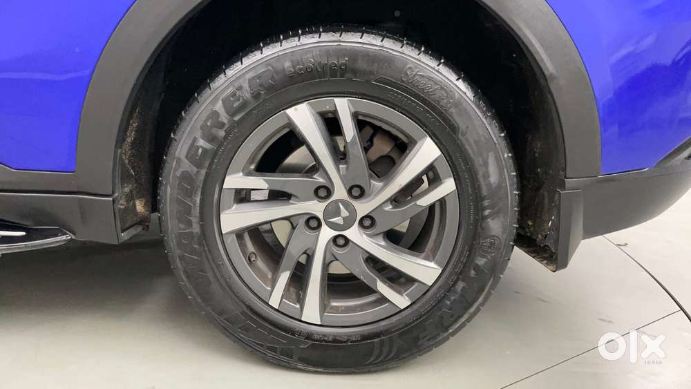 Mahindra Xuv700 2.0 Ax 5 Petrol Mt 7 Str, 2021, Petrol