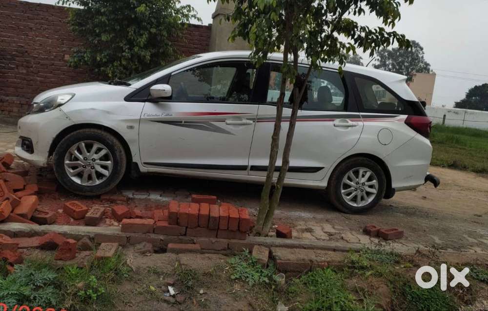 Good Car Average Of Car Is 20 -22 Km Per Litre In 7 Seater Very Good .