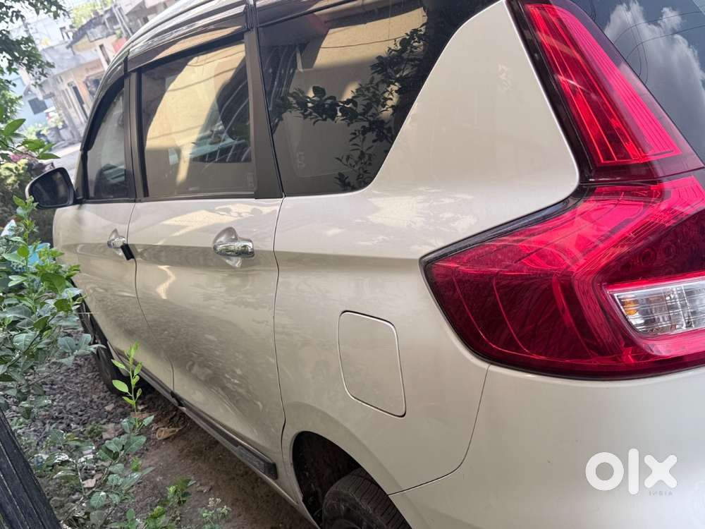 2. 5 Year Old , Ertiga Zxi ( Cng +petrol )