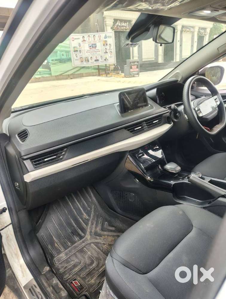 Tata Nexon 1.5 Revotorq Xza Plus Dual Tone Roof Amt (s), 2024, Petro..