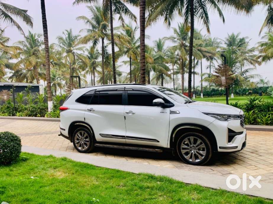 Toyota Innova Hycross 2.0 Zx (o) Hybrid 7 Str, 2025, Cng & Hybrids