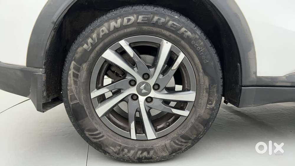 Mahindra Xuv700 2.0 Ax 5 Petrol Mt Str, 2022, Petrol