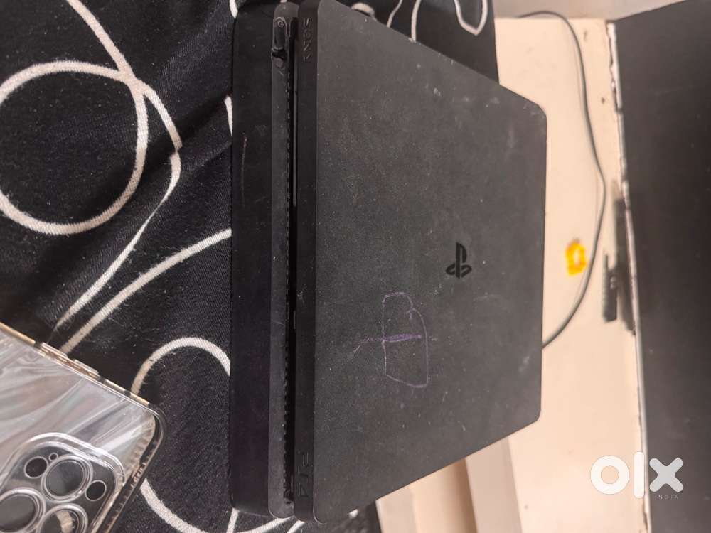 PS4 slim with a slight damage