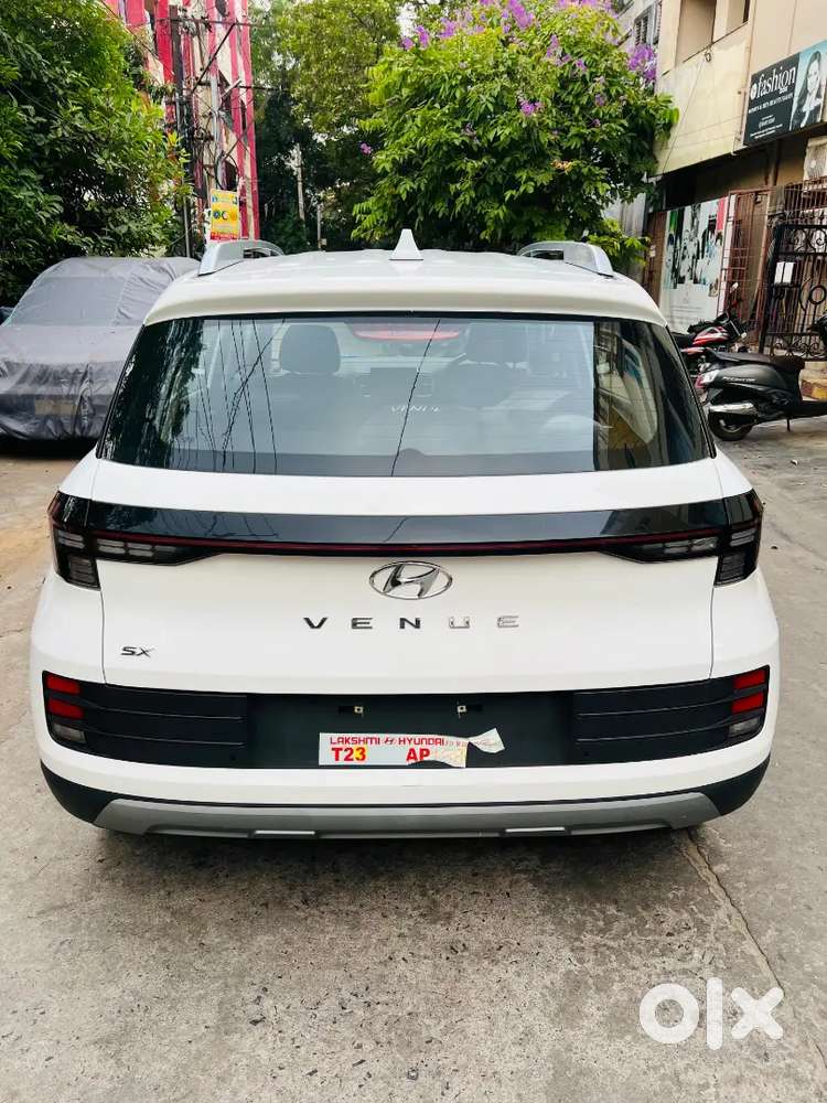 Hyundai Venue 2023 Petrol 6500 Km Driven