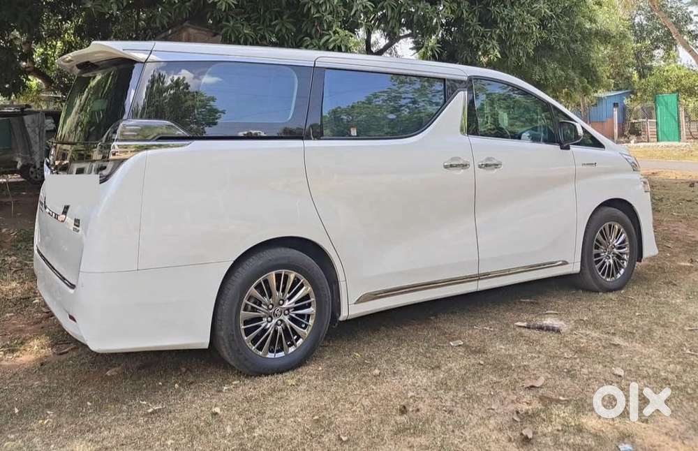 Toyota Vellfire 2.5 Executive Lounge, 2022, Petrol