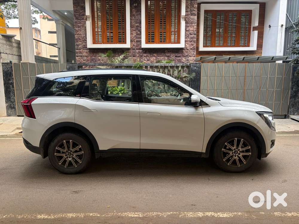 Mahindra Xuv700 2.0 Ax 7 Petrol Mt Str, 2025, Petrol