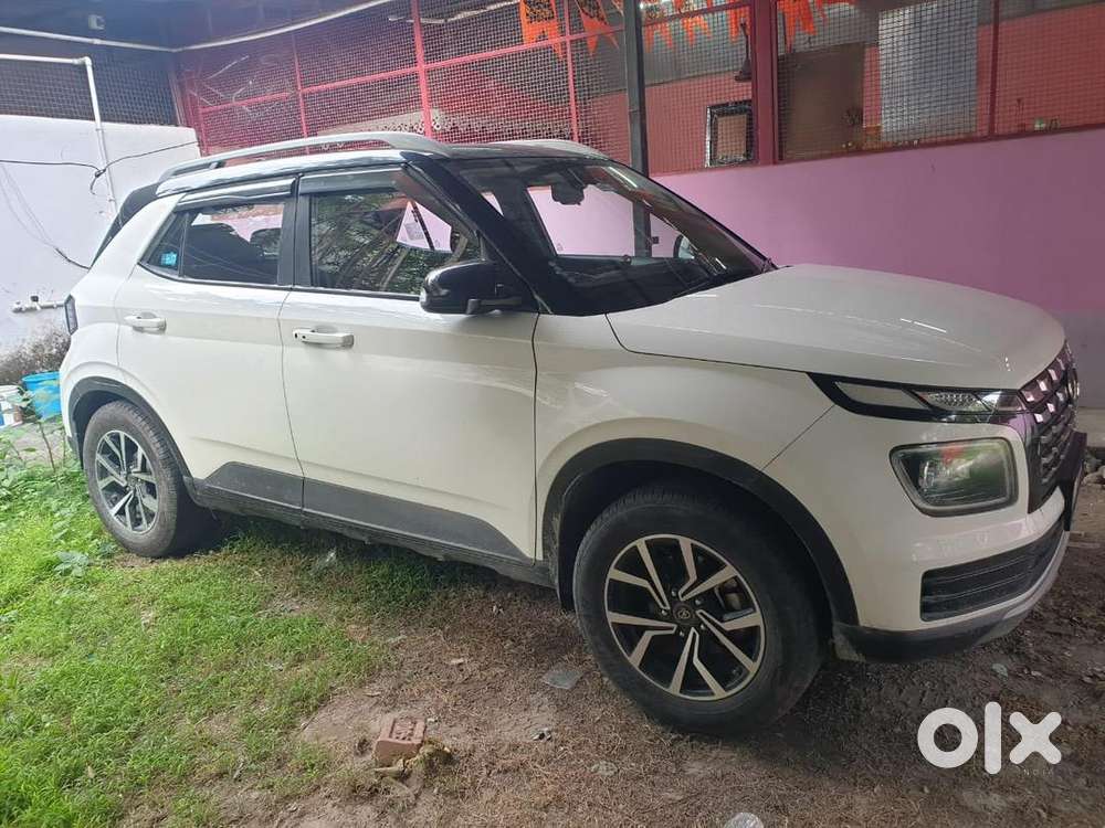 Hyundai Venue 2023 Petrol 27383 Km Driven