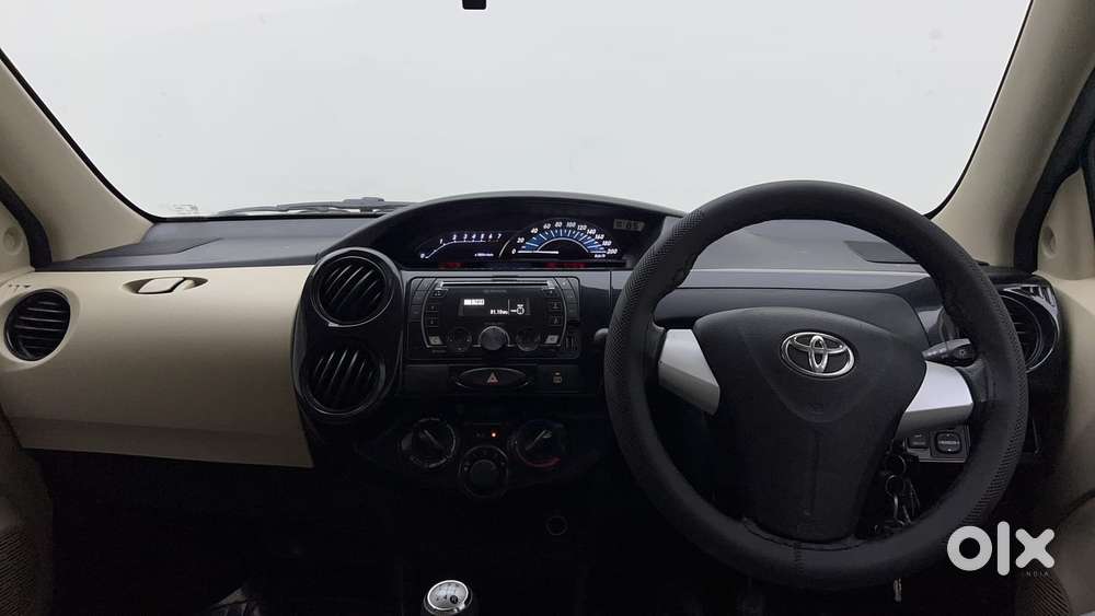 Toyota Etios Liva V Dual Tone, 2017, Petrol