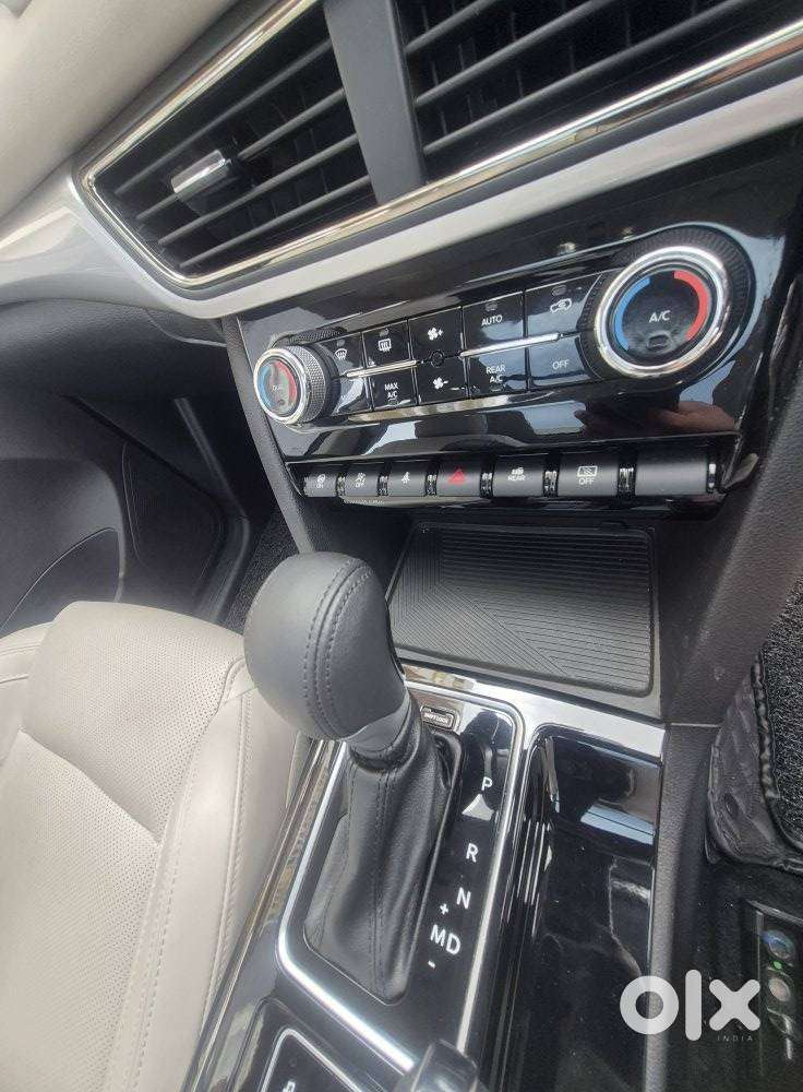 Mahindra Xuv700 2.0 Ax 7 Petrol At Str, 2024, Petrol